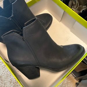 Gianni Bini black booties